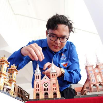 Chàng trai 'thu nhỏ' các công trình kiến trúc cổ